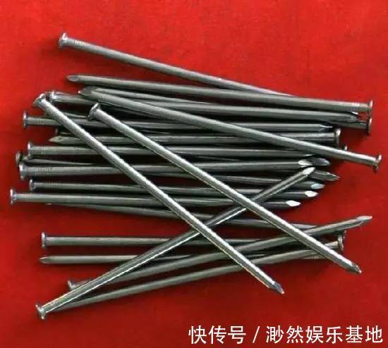 地板|家里装修时，她得罪了一个木工，木工偷偷在她的地板下钉了颗钉子