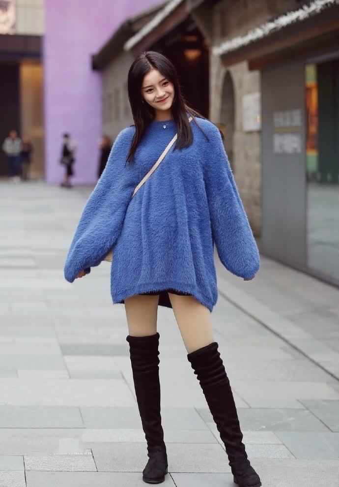 美女 美女蓝色毛衣搭配长筒靴, 长腿笔直性感, 果然脸小的都漂亮