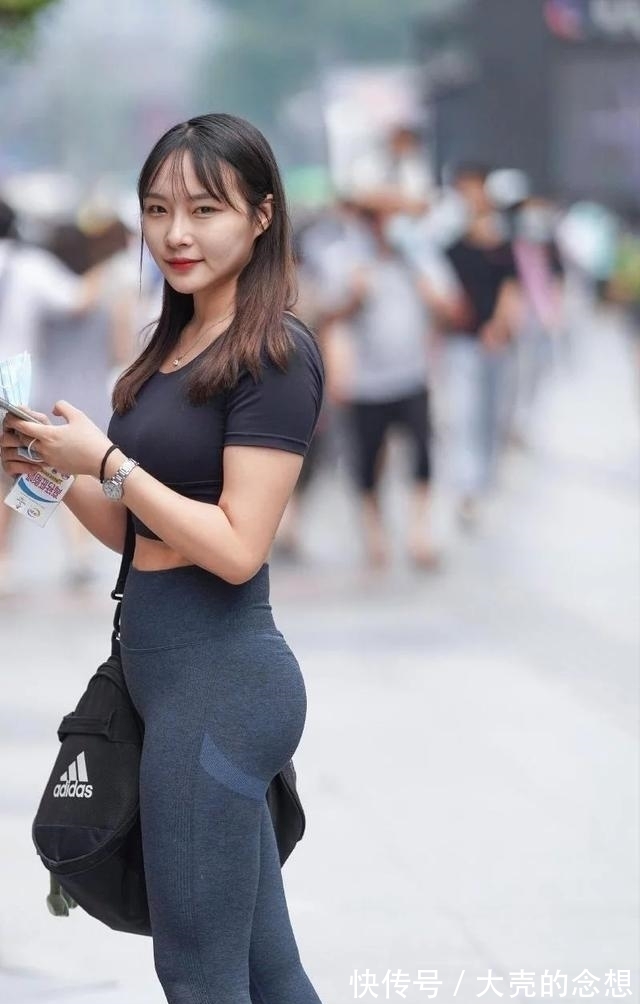 喇叭裤 V领露脐T恤搭配牛仔喇叭裤,时尚大气惹人爱,御姐范十足!