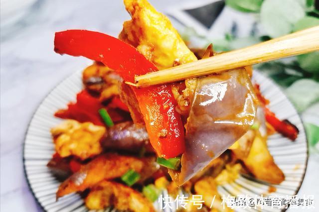 郫县豆瓣酱|鸡蛋茄子配彩椒，不油不腻味道香，真的越吃越想吃
