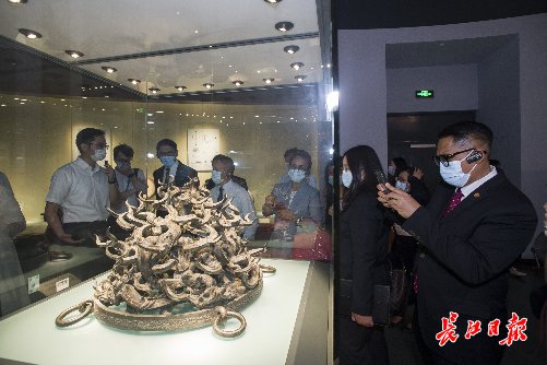 胡冬冬|“几千年前是怎么制造出这件青铜器的，不可思议”，东盟代表亲密接触荆楚文化
