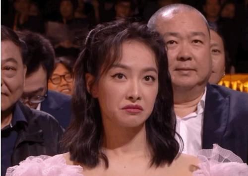 赵丽颖得奖宋茜撇嘴，被清票后不满意写脸上？表情管理失败引热议