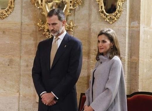 穿搭|西班牙王后又穿“高级灰”，搭配蛇皮鞋和包，比时尚女魔头更洋气