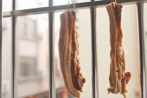 腌腊肉,只用冷水洗可不行,多做一步,腊肉无异味,咸香又可口