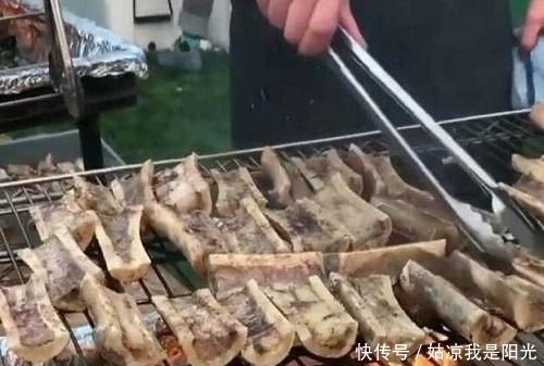 大叔卖天价烧烤,却每天遭到哄抢,吃货:借钱也要吃!