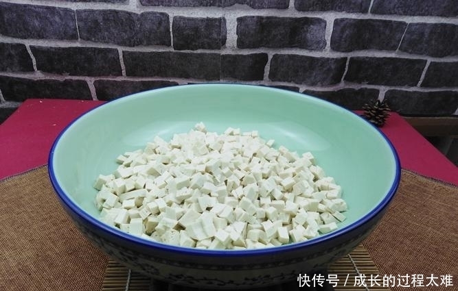 豆腐只需简单一步就能去豆腥味还瓷实，豆腐素包子这样调馅才经典