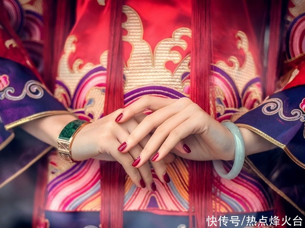 肌肉|露胸秀腿比肌肉，2022春夏男装火了，有人担心：男性会比女性败家