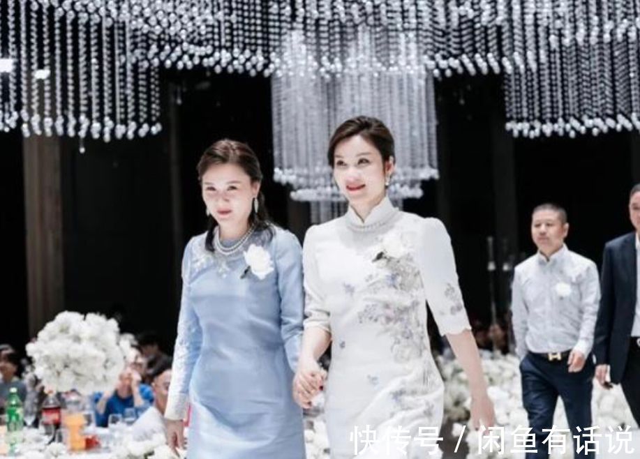 穿搭|两位亲家母真高调!婚礼上同穿红旗袍比美,把新娘风头都给抢了