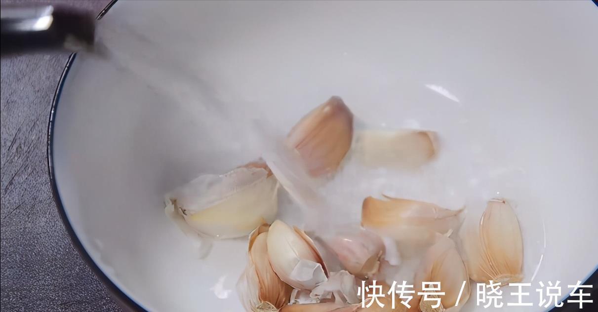 大蒜|才知道,剥大蒜米不刀拍不手抠,只要一个瓶盖,1分钟剥一大碗