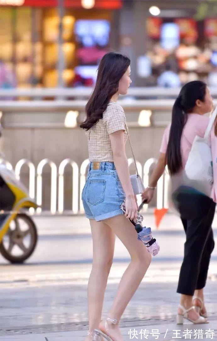 舒适|时尚街拍牛仔热裤勾勒出女神的成熟魅力