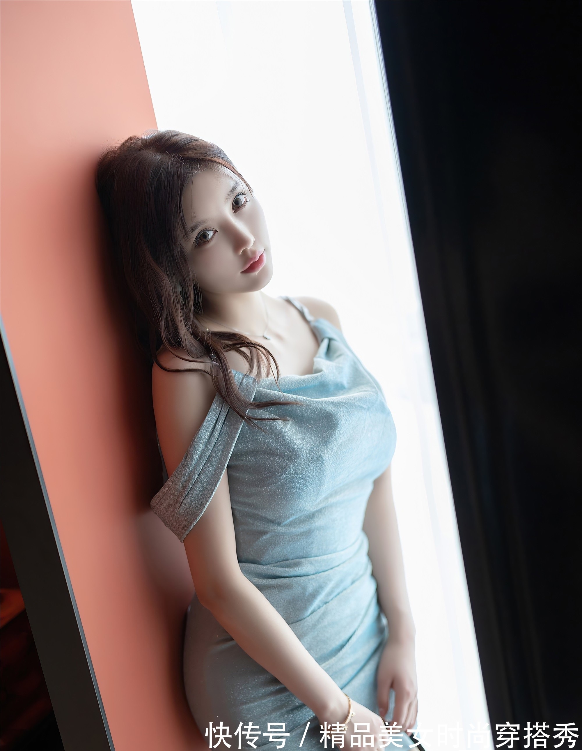 吊带|清凉时尚的吊带连衣裙,搭配一双银色的高跟凉鞋,时尚又优雅