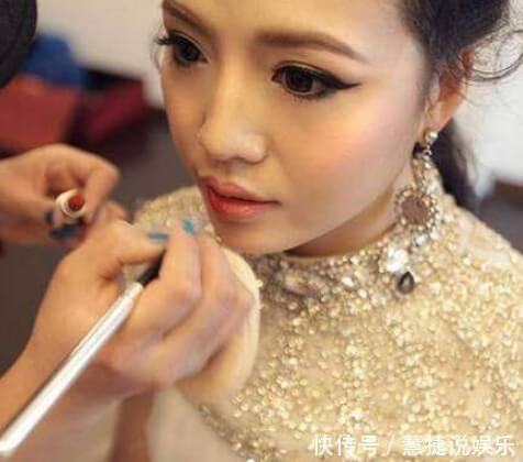 每天都涂口红和从来不涂的女人,10年后有什么区别