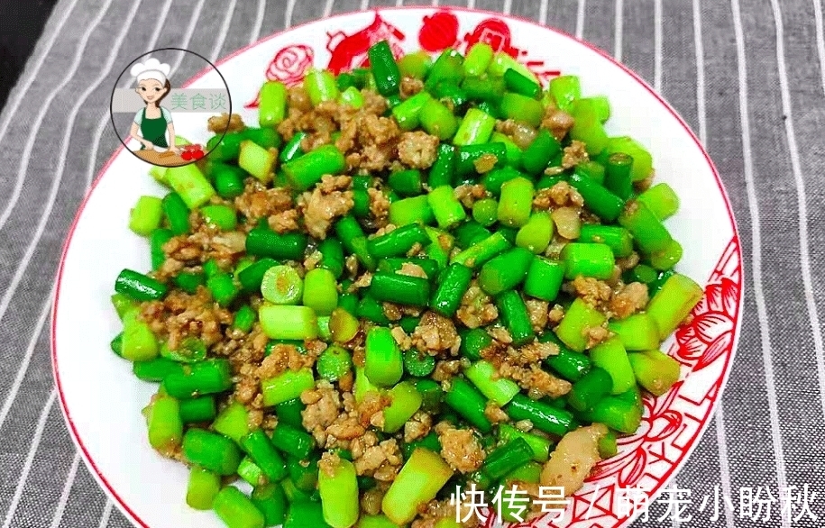 鲜香|菜市场遇到它别手软，被誉为“天然青霉素”，切粒炒着吃，鲜香爽脆