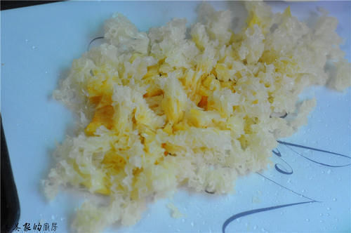 皱纹|银耳和“它”一起煮，隔三差五吃一次，皮肤好皱纹少，还补气血！