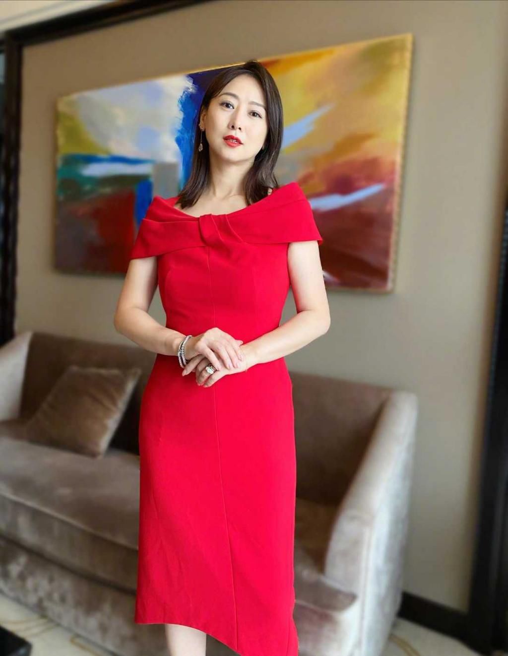翁虹的美跨越了年龄，一袭网纱刺绣连衣裙，身材姣好不输过往