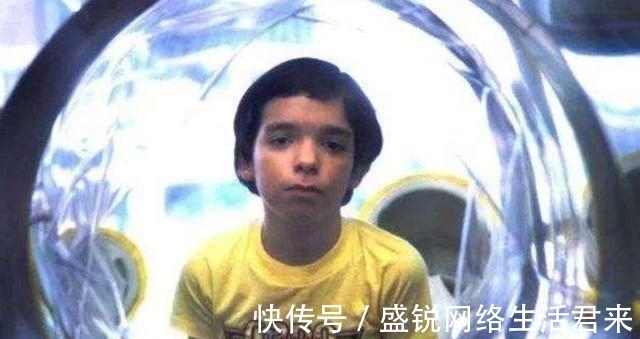 医生|“泡泡男孩”:12岁才走出隔离罩,在死亡前才首次触摸到妈妈