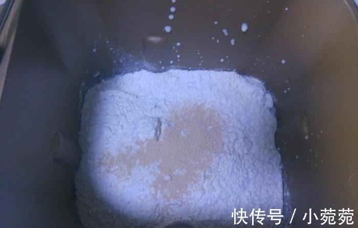 玉米油|做了7年面包,第一次做“黑面包”,女儿一口气吃了两个,真好吃