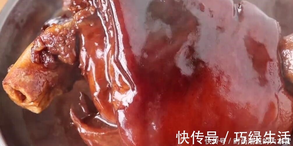 大厨教你做红烧肘子,秘制方法超简单,肉质软糯脱骨,又香又好吃