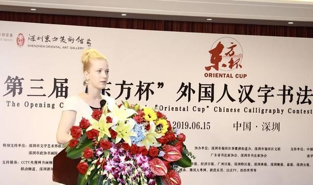 一等奖@俄罗斯美女荣获书法一等奖,成为文化交流学者,书法雅致有味