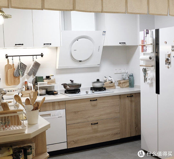 夫妻|这对夫妻太有远见，把次卧和客厅打通，清爽开阔，日子过得简单舒适