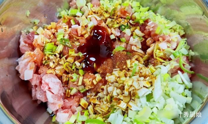 入秋后,黄瓜茄子靠边站,抓紧吃此菜,蒸包子吃鲜嫩营养,特别香