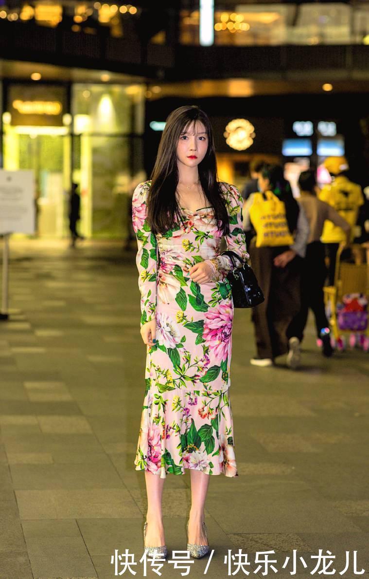 小姐姐轻松驾驭花朵裙,少不了一双高跟鞋,打造高级的时髦感