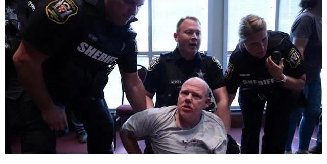 当正义铁拳砸向小雀斑和J.K.罗琳