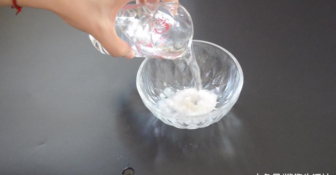 小苏打|不管马桶多黄多脏, 只需倒一碗它进去, 马桶一冲立马变干净