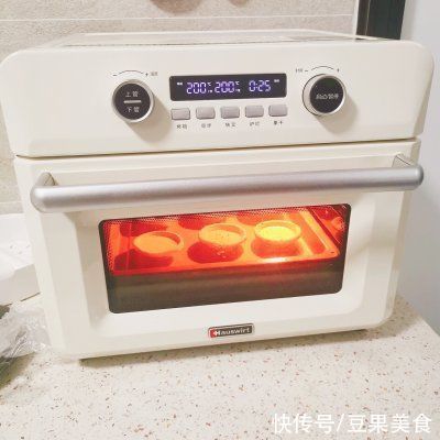 完爆 的奶香蛋挞秘酥到掉渣,超级嫩滑哦