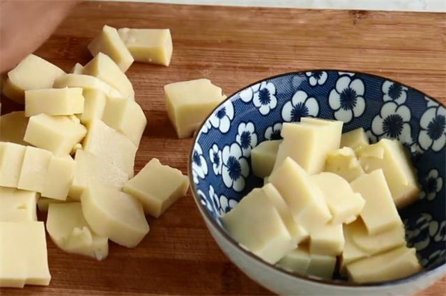 玉米面新做法，凉水一拌，锅里360度一搅，酸辣爽口又筋道，真香