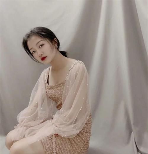 《变形记》的最美农村女孩梁小友,高中辍学当网红,如今过得怎样