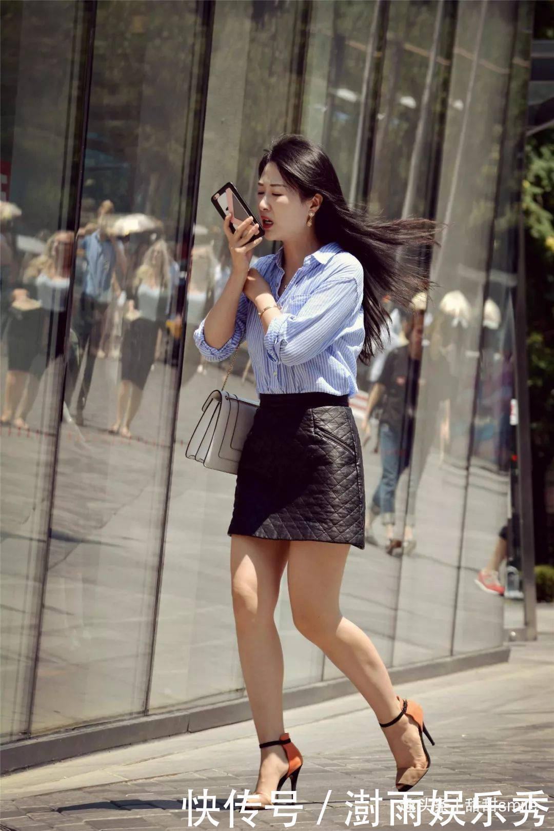 美女一双一字带的高跟凉鞋穿搭在脚上，既舒适又带着清凉