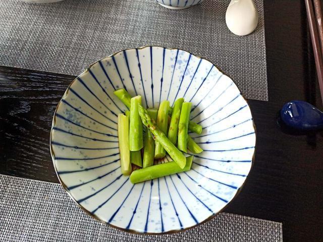 老两口的“轻食”早餐,简单又美好,网友有仪式感的生活