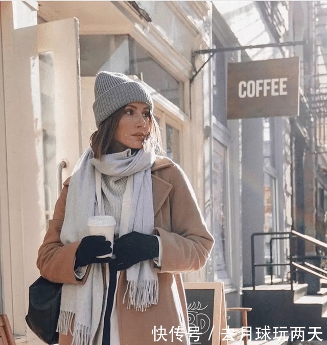 飙升|女人秋冬穿大衣时,建议这样“系围巾”,能让你时髦感飙升