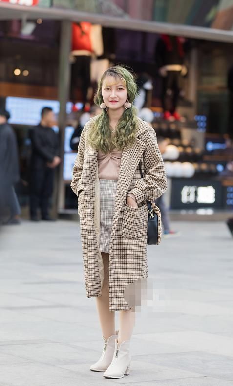 美女|街拍:年轻的时尚男女们特别的潮,就连发型的颜色也是很潮