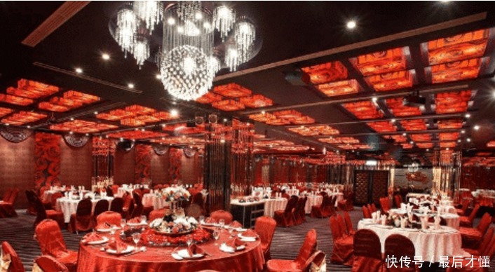 伴娘|难道办婚宴只是为收份子钱婚礼现场伴娘脖子上挂的东西让人心寒!