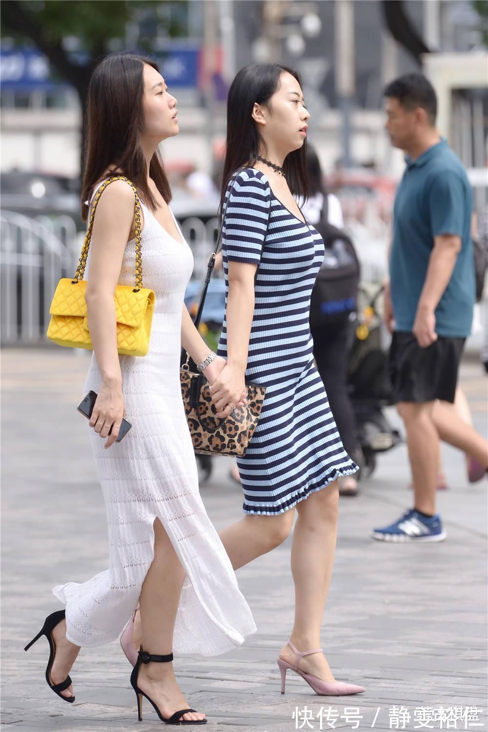 高跟鞋|修身的连衣裙,搭配凉鞋非常简约,选择款式是比较重要