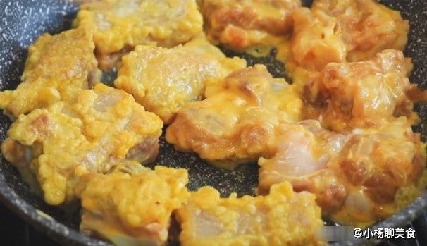 土豆淀粉|排骨这样做，不煮不炖，倒两个鸡蛋上去，出锅鲜嫩多汁，好吃下饭