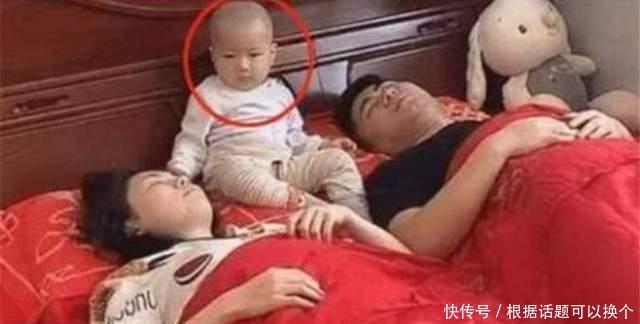 夫妻恩爱|一家四口同床睡眠照火了，画面彰显孩子是意外，父母才是真爱