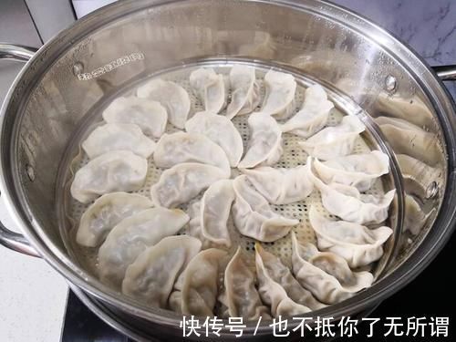 表皮|饺子莫要煮着吃，换个方法表皮透明吃着更筋道，保证不破皮更好吃