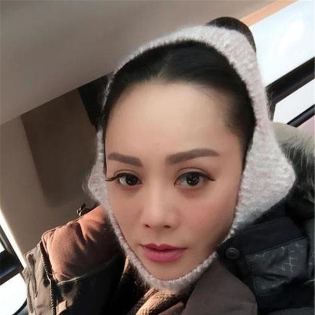 谄媚|宁静当年蹲在张国立脚边说话,表情谄媚,一旁的章子怡满脸不屑