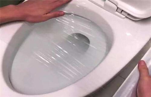 马桶堵塞后别花钱找人,只需贴上保鲜膜自动疏通,简单快捷不脏手