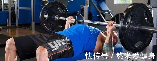 卧推|卧推训练时，想要充分地刺激胸肌，杠铃要不要贴胸？