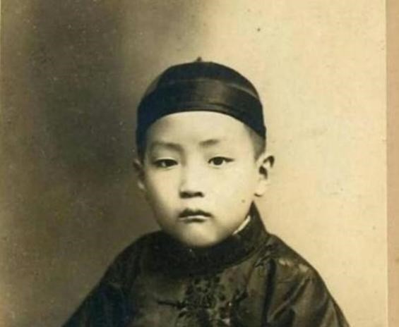 新青年!我国这位婴儿:出生时军队保护产房,国家鸣13响礼炮给他庆生