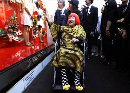 精神分裂症$她10岁患精神病,住院48年,靠“画点”年入7亿,和家人断绝来往