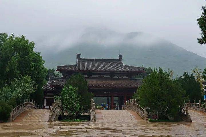 烟雨|雨季中的济南，有柔美也有静谧，雨中撩人胜景恰似“烟雨江南”