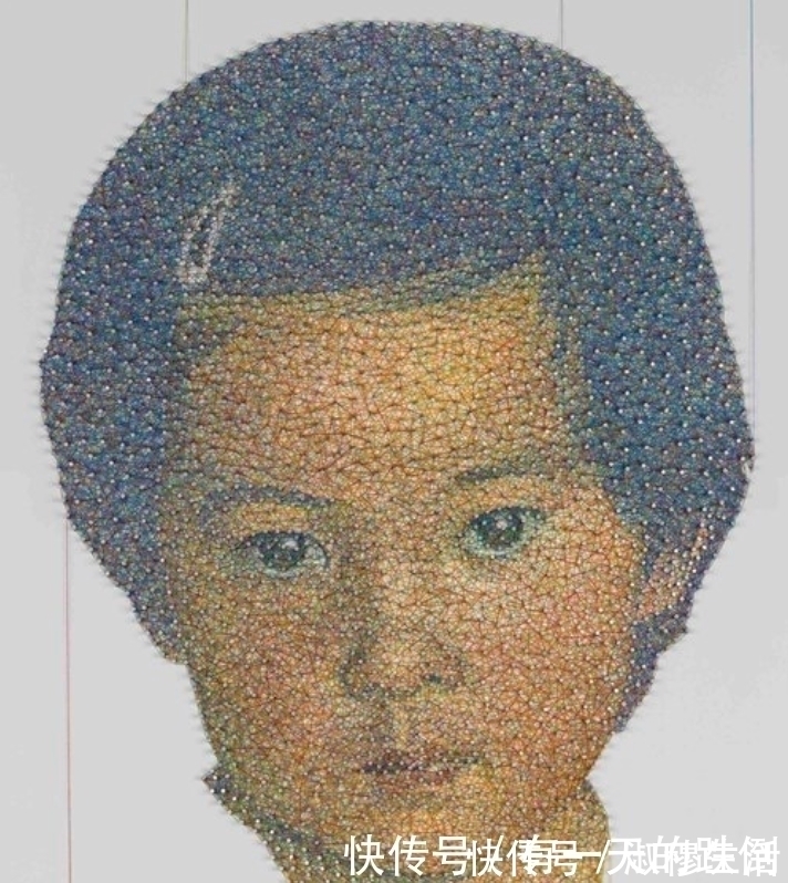 木板!画家在木板上钉了5000枚钉子,用一根线“乱绕”,结果绕出一幅画