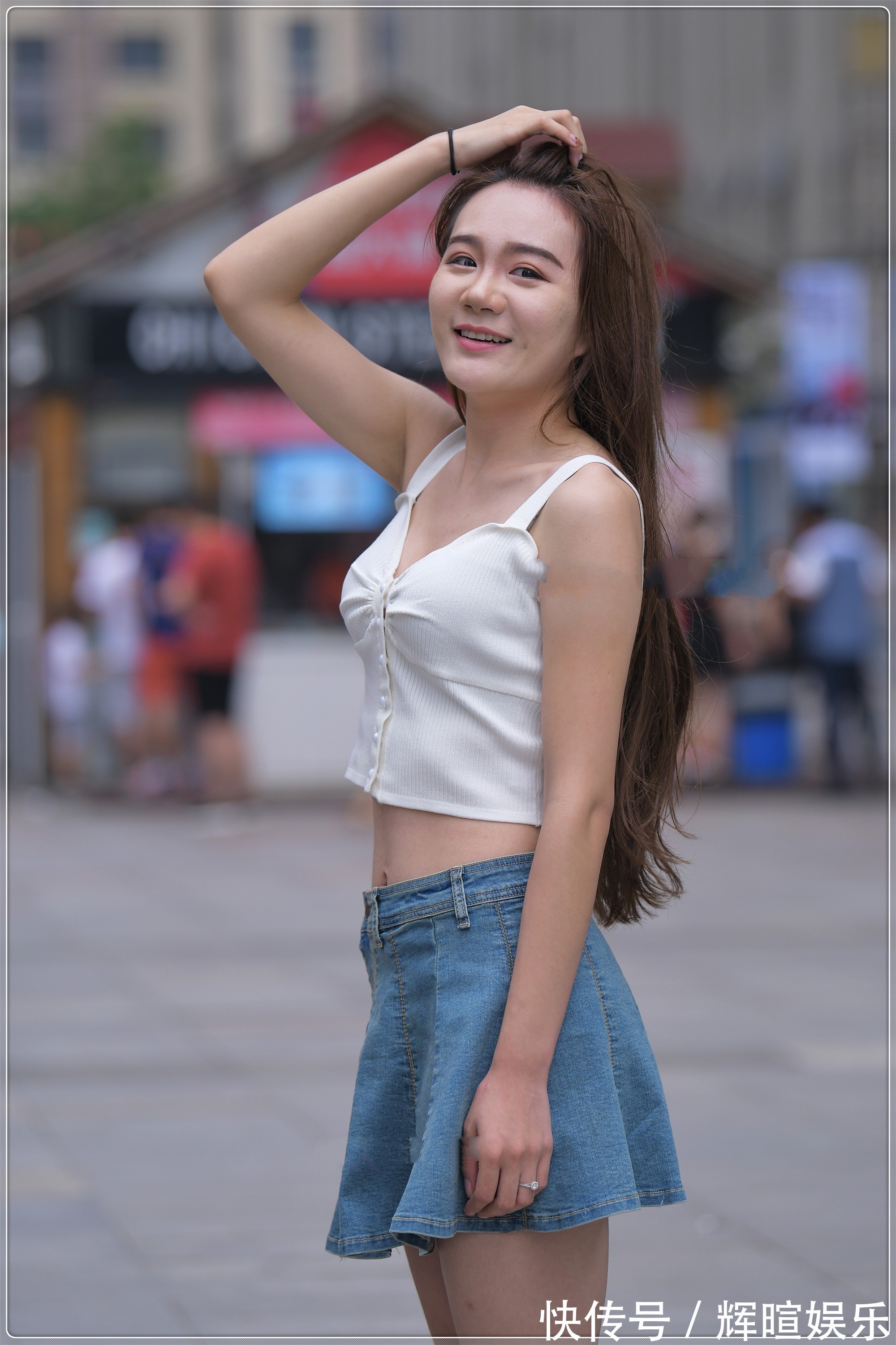 姑娘 针织吊带搭配牛仔短裙,甜美可爱,淑女范十足