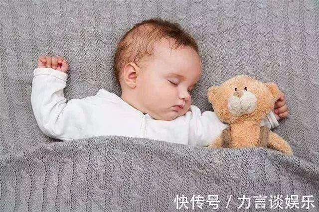 大长腿|从孩子睡觉姿势，能看出其性格第三种可能是在暗示他缺安全感了