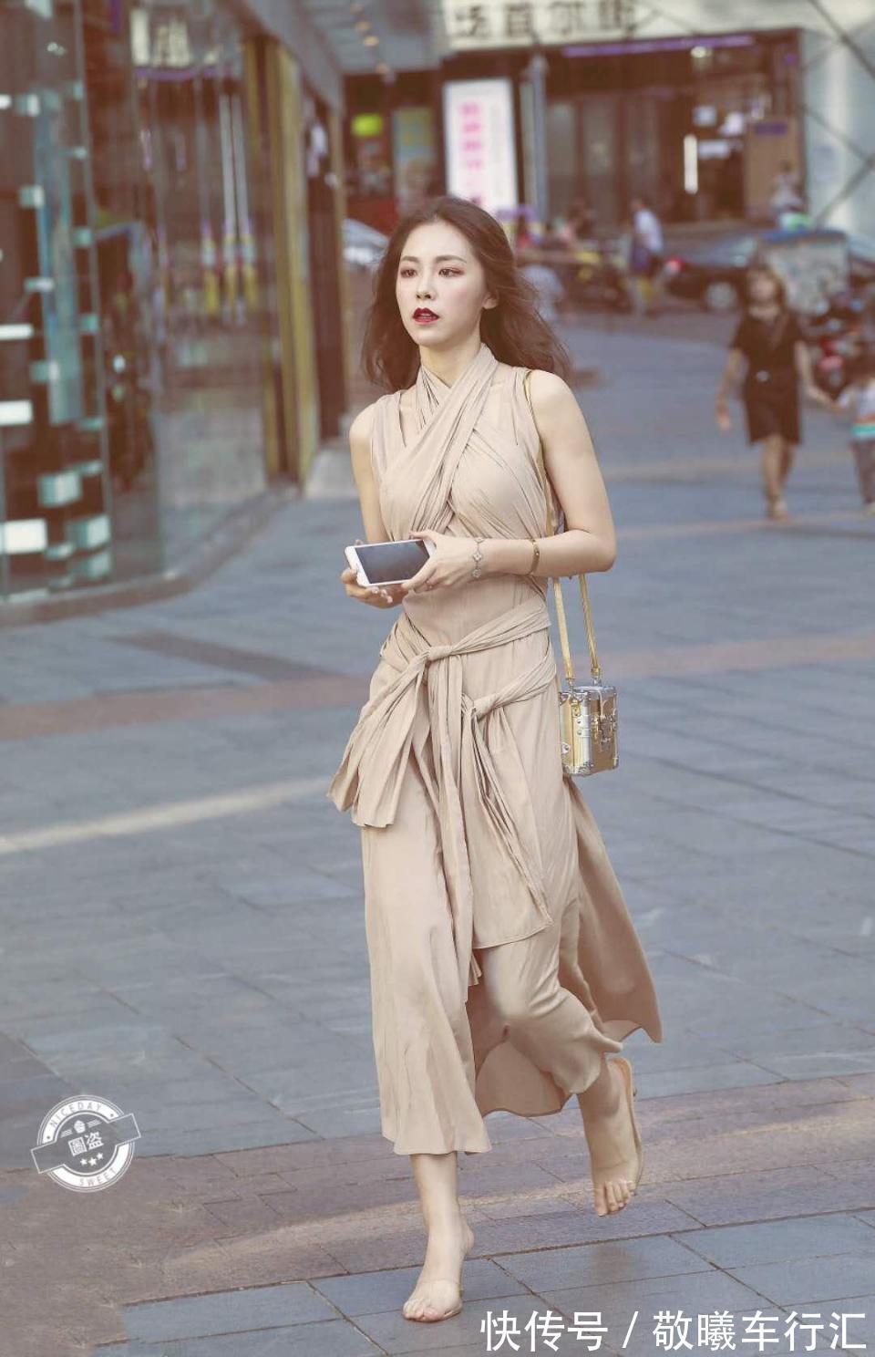 裙子 黑色背心搭配修身牛仔裤,让小姐姐看起来更简洁大气